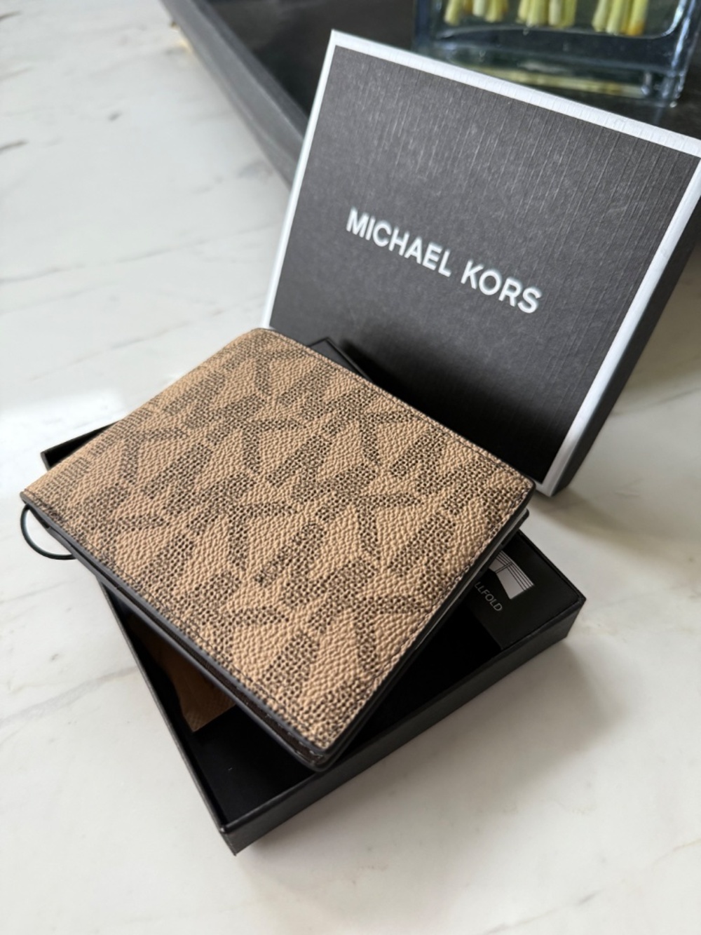 New Michael Kors Logo Slim Billfold Wallet - Picture 7 of 14